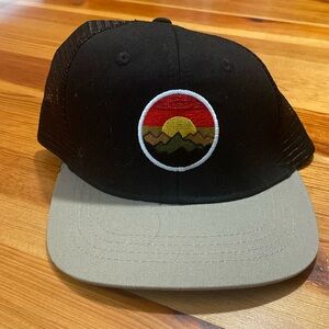 NWOT Trucker/Ballcap SnapBack Mesh Hat With Sunrise Patch Black & Grey